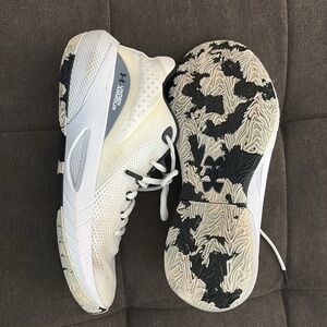 Under Armour Hovr Breakthru Basketball/Court shoe Womens size 9.5 white